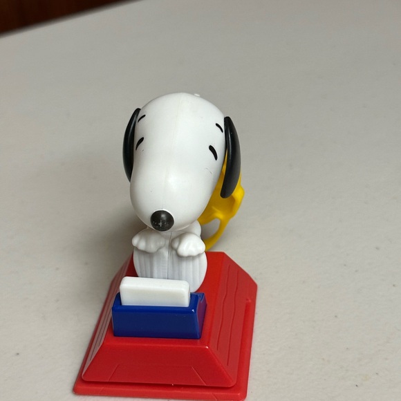Mc Donald’s 2018 Peanuts Worldwide Snoopy Toy figure - Picture 2 of 9